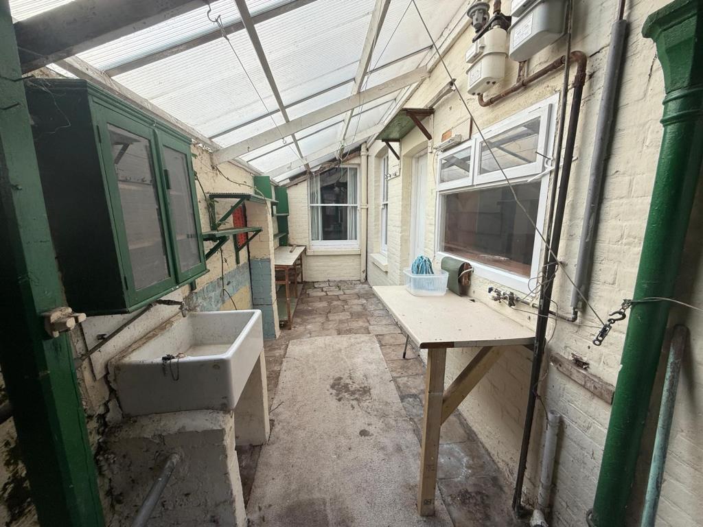 Lot: 97 - THREE/FOUR-BEDROOM TWO BATHROOM HOUSE FOR IMPROVEMENT - Conservatory